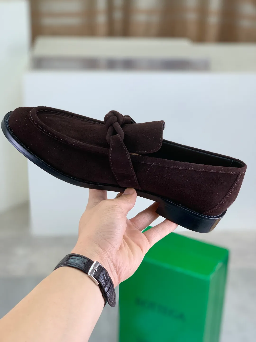Men's shoes 💰P820 [New model] (genuine leather outsole) water-dyed cow lining 💰High-quality business couple leather shoes 💎💎💎 BOTTEGA VENETA official website synchronizes the latest top version of BV in the market, accept material comparison, shoe type comparison, process comparison, practical and textured, versatile and suitable for any occasion, the more you look at it, the more flavorful it becomes. Purely hand-knitted craftsmanship - Upper material, calfskin imported from Italy 🇮🇹 - High-quality water-dyed cowhide lining - Original private model customized leather outsole -Size: Female 35-39 (40 ordered) Male 39-44 (38 45 can be customized) Color: Multiple colors available